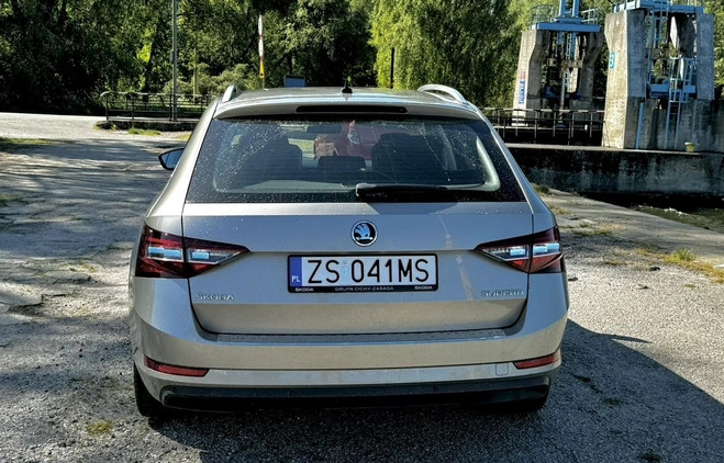 Skoda Superb cena 69999 przebieg: 188000, rok produkcji 2016 z Świnoujście małe 137